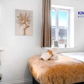 2min walk from the station, 3 bed 2 ensuite , Parking and Garden