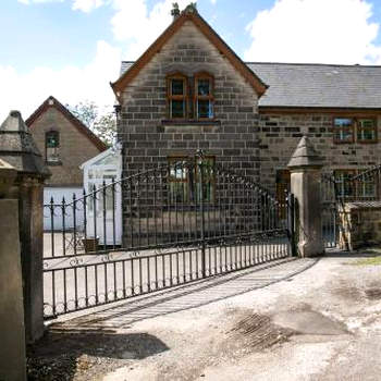 Remarkable 4-Bed House Near Leeds Airport