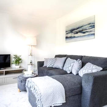 Longbridge Apartment Close to Gatwick