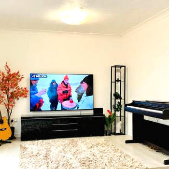 Entire 5double bedroom detached house free Parking Wifi Netflix Piano