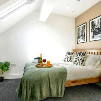 Central Buckingham Apartment #2 with Free Parking, Pool Table, Fast Wifi and Smart TV with Netflix by Yoko Property