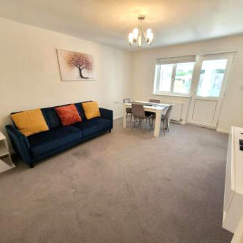 Midland Close Bungalow - With separate office space by Catchpole Stays