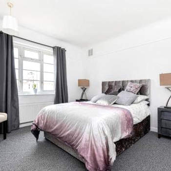 BOURNECOAST - near beach and shops - parking - 8498