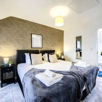 30 percent monthly deal on 3 BR house, Sleeps 5 with Full kitchen, garden and free parking - FREE WI-fi near Milton Keynes Bowl