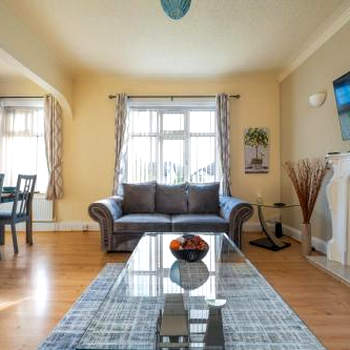 Spacious flat in central location with parking