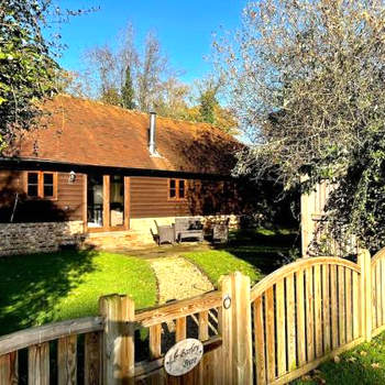 NEW Cosy cottage - Lake view & Log Burner - Dog proof garden