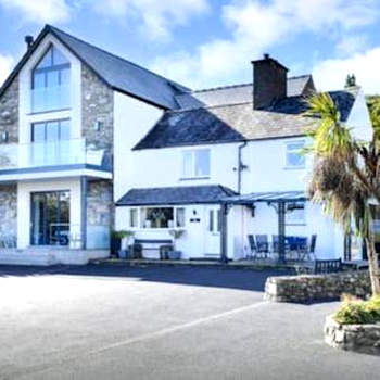Beautiful cottage a stones throw from the beach.