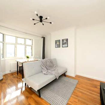Modern Two Bedroom Flat with Free Parking Near Heathrow