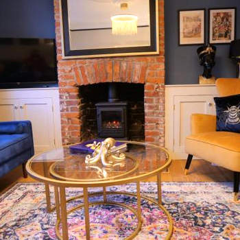 Queens Cottage, Wivenhoe Stylish, Plush, Cosy, Convenient & Quirky, 2x Double Bed Period Cottage PLUS Patio - 9 min walk train, 4 min walk High Street Pubs, Restaurants, Shops