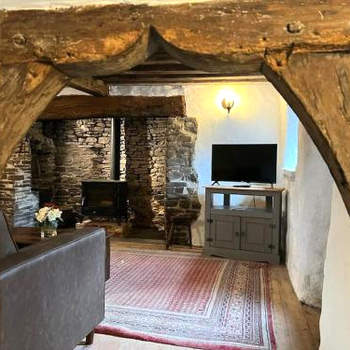 1 bedroom 400 + year period cottage