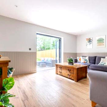 H6-Free Parking- 4BR-3BA-Spacious-Woodland Retreat