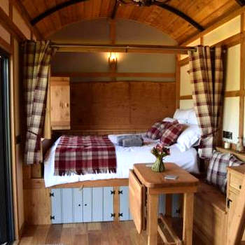 The Flying Scotsman Shepherd's Hut with Hot Tub