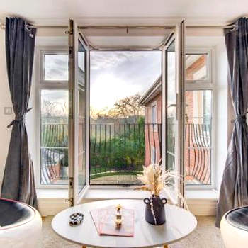 3-Bedroom Penthouse, Brentford, Free Parking