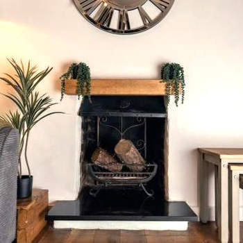 Cosy hillside cottage