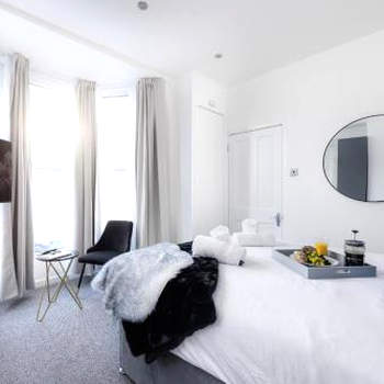 Perfect Winter Getaway - Central Plymouth Apartment - Sleeps 4 - By Habita Property