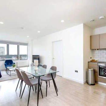Town Centre Stylish 2 Bedroom with Roof Terrace
