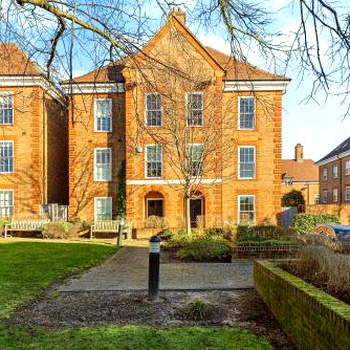 Entire home - stylish 4 bed with parking, great location & sleeps 7