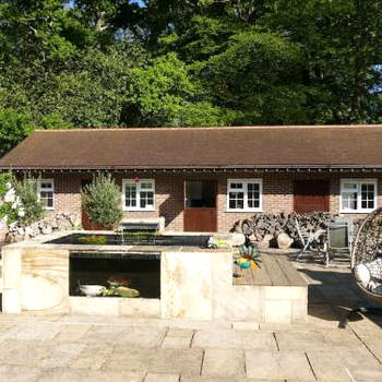 The Stables - 2 bed with large garden and hot tub.