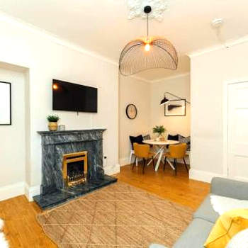 Beautifully Renovated 2 Bedroom Apartment