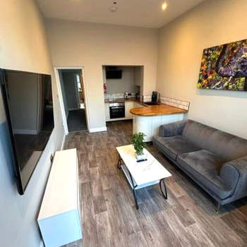Luxurious 1 Bedroom Apartment With Secure Garden