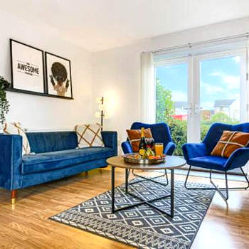 Stylish City Centre Apartment with Free Parking, Fast W-fi, Smart TV and Balcony by Yoko Property