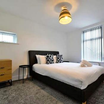 Stylish 2 Bedroom Flat in M38
