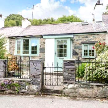 Country Cottage with Hot-Tub and Cosy Log Burner