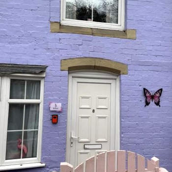 Llanfair Caereinion house Quirky with river balcony