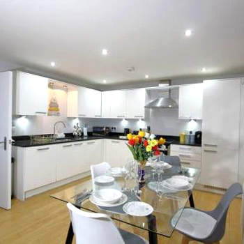 Gorgeous 2 Bed 2 Bath Flat and Parking by CozyNest