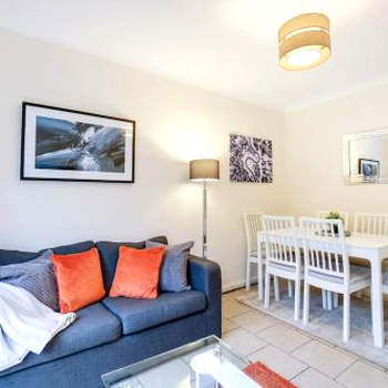 4 Bedroom High Wycombe Home With Free Parking Free WiFi Private Garden - Great Transport Links!
