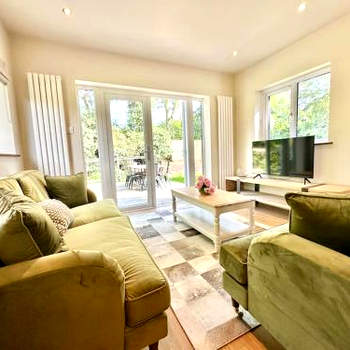 Greenacre Lodge - cosy, dog-friendly rural home with private garden