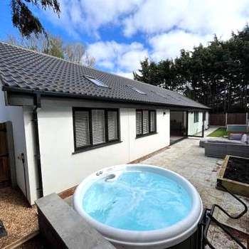 Rare Luxury Holiday Home with Hot-Tub
