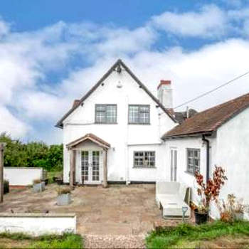 Beautiful 3-Bed House in the hamlet of Ham Green
