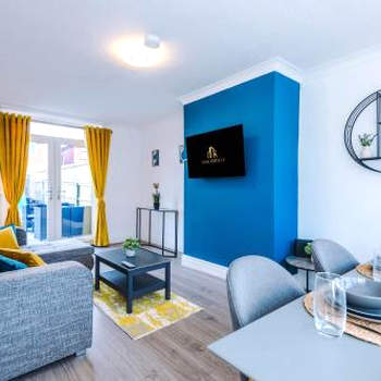 Spacious 3 Bedroom House close to Etihad