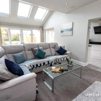 3 Bed House, Large Garden, Parking, Wi-Fi, Poole - Sarnia Retreat