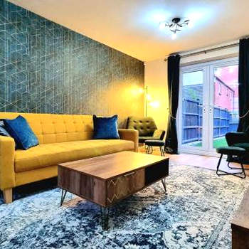 Spacious Modern House with Great Transport Links and Long Stay Discounts
