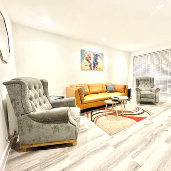 Lovely Swindon 3 Bedroom House free parking & WiFi - central location great for family or contractor stays