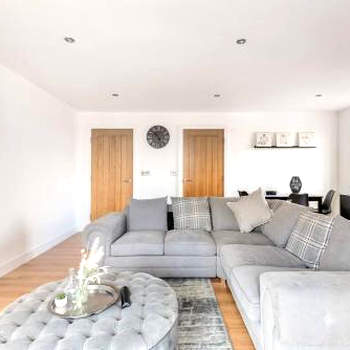 Luxurious 3-Bed Penthouse in Sheffield
