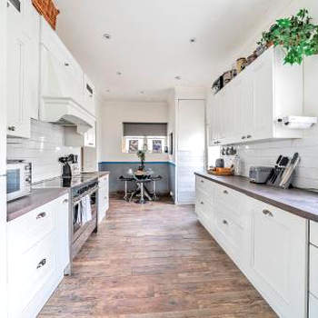 Pass The Keys - Oxshott Stationside Cottage - Dogs Welcome !