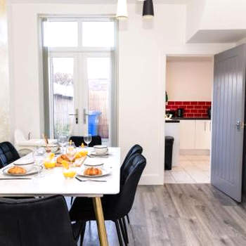 Muriel Retreat - Central Location - Free Parking, Fast Wifi, SmartTV with Netflix by Yoko Property
