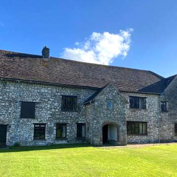 Elizabethan Manor at gateway to the Brecon Beacons