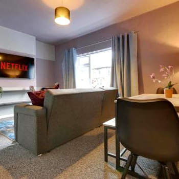 Stylish 3 Bed Apartment, Abbeydale Rd - Sleeps 8, FREE Parking & Netflix