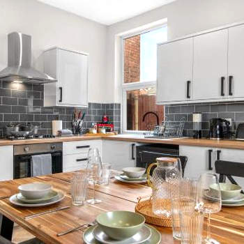 Whitehill House - 3-Bed Home from Home, Sleeps 7, Great for Groups & Workers, FREE Parking & Netflix
