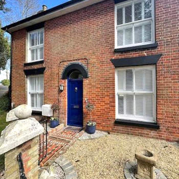 Elm Dale, waterside cottage with HOT TUB