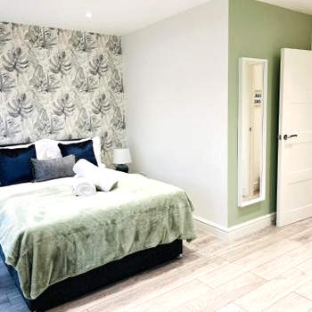 Unique Apt in London - Next to Tube Station & City Centre