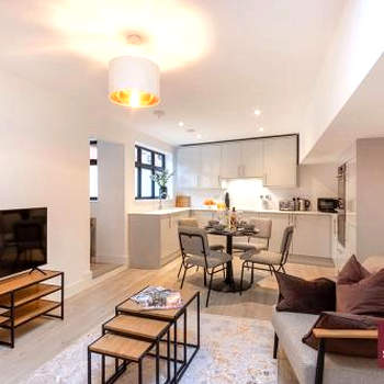 Modern 3 Bedroom Apartment - Wokingham