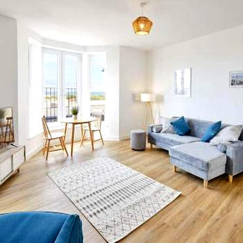 Spacious Modern Seafront Apartment