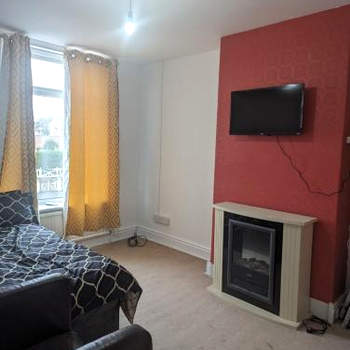 ROOMS AVAILABLE TO RENT