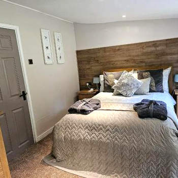 Rowan Tree Lodge with hot tub