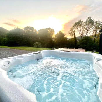 Wildwood Cottage with Hot Tub